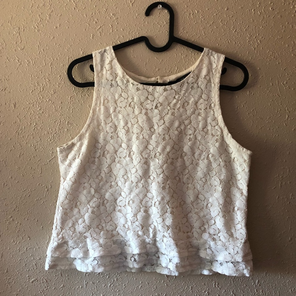 White Banana Republic lace tank 🕊